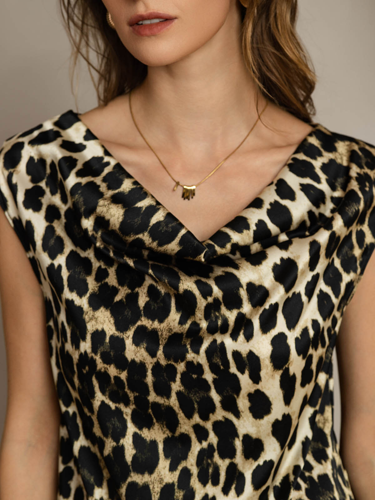 [Leopard] SilkSilky  19Momme Silk Cowl Neck Women's T-Shirt 005