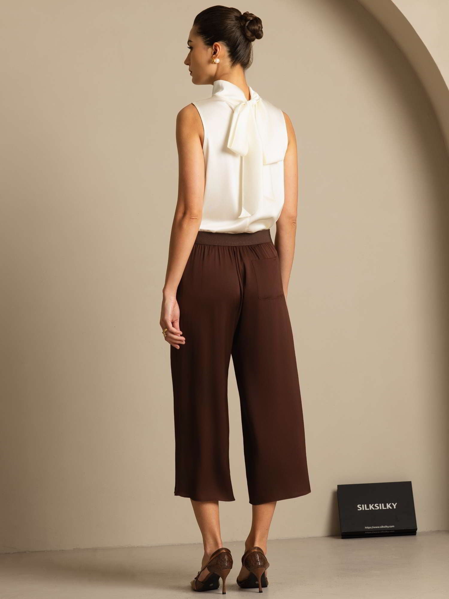 [Ivory] SilkSilky  19Momme Silk Sleeveless Tie Neck Blouse 009