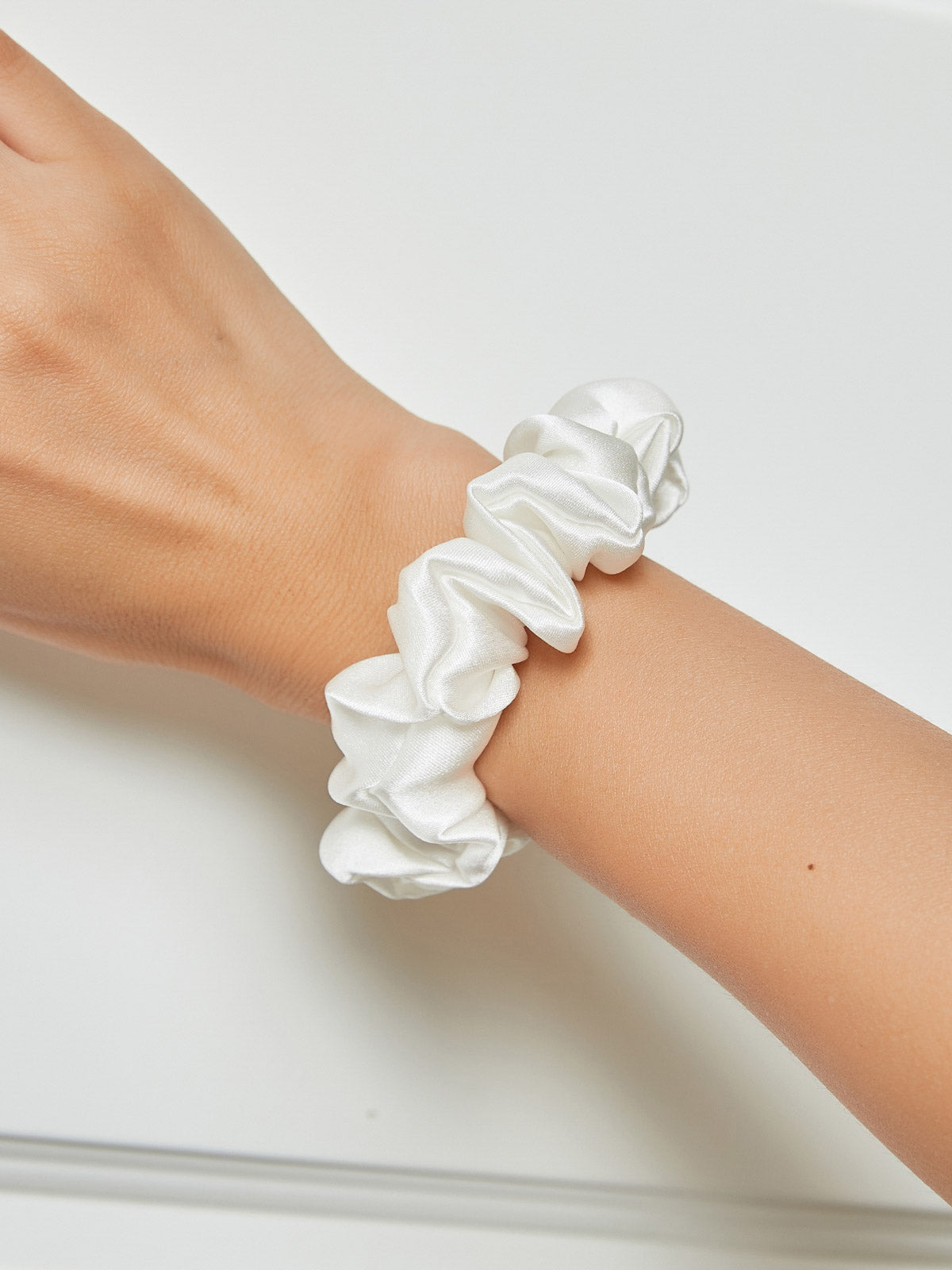 SilkSilky  19Momme Pure Silk Scrunchie White 001