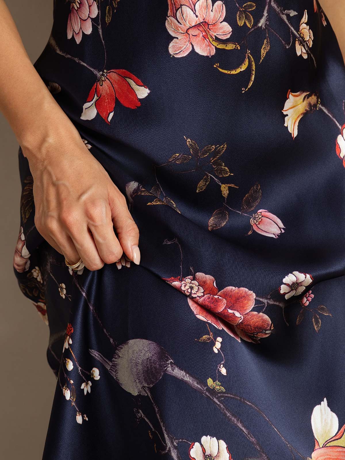 [Navy Floral] SilkSilky  19Momme Silk V Neck Dress 006