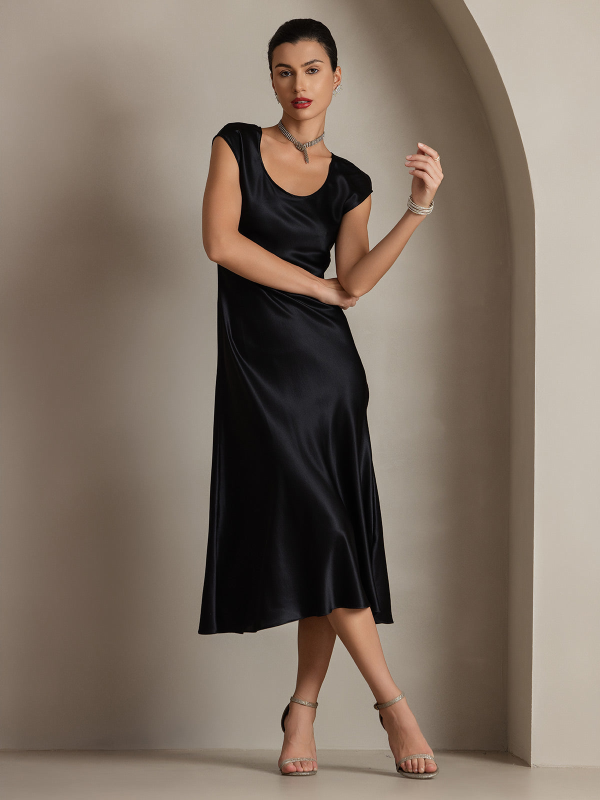 SilkSilky  19Momme Silk Sleeveless Round Neck Dress Black 004