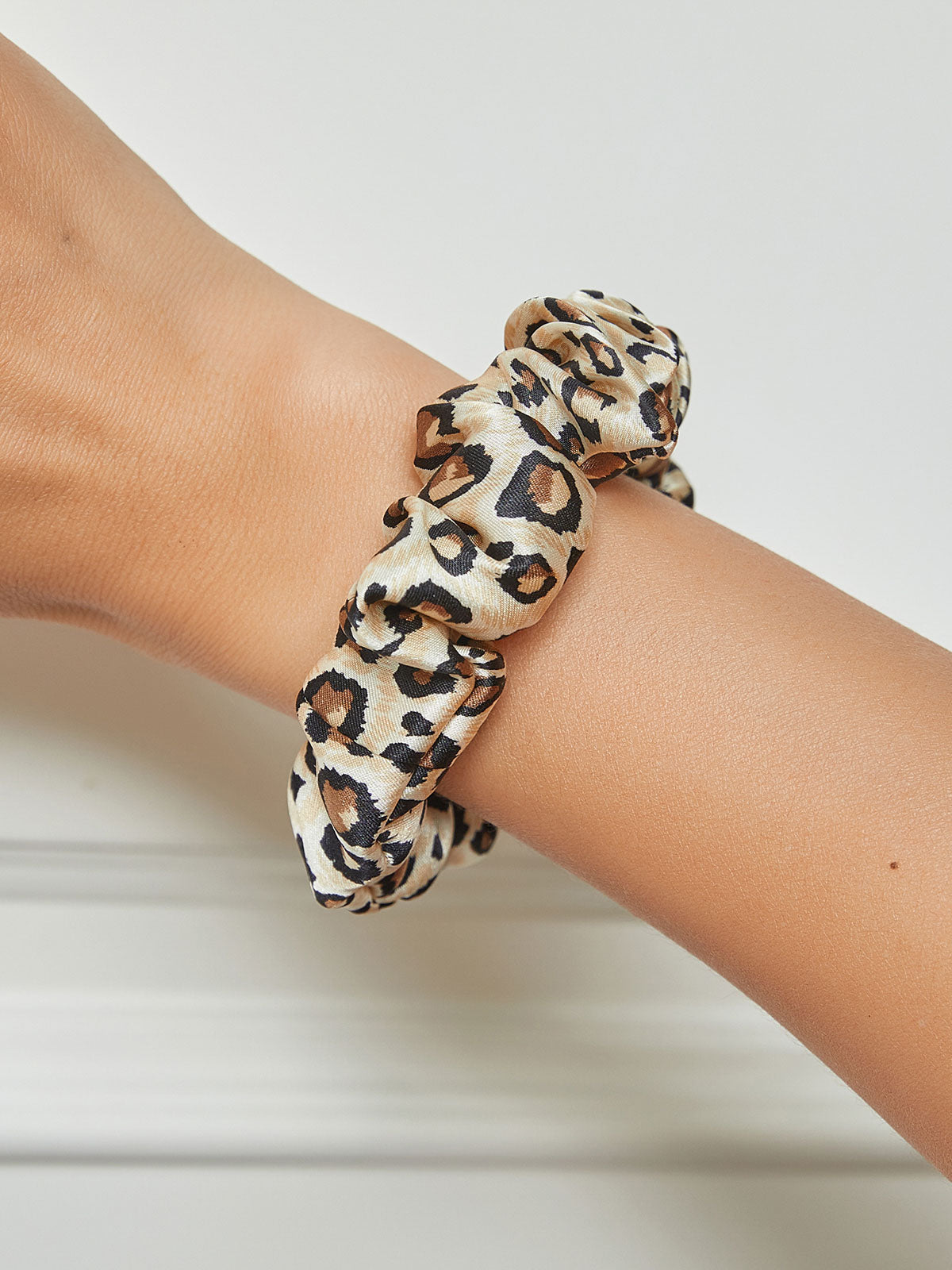 SilkSilky  19Momme Pure Silk Scrunchie Leopard 001