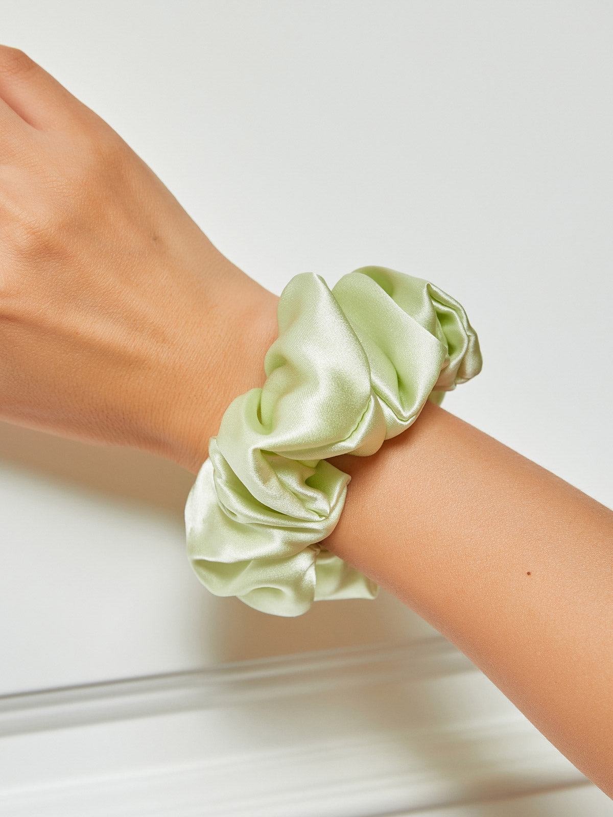 SilkSilky  19Momme Pure Silk Scrunchie LightGreen 001