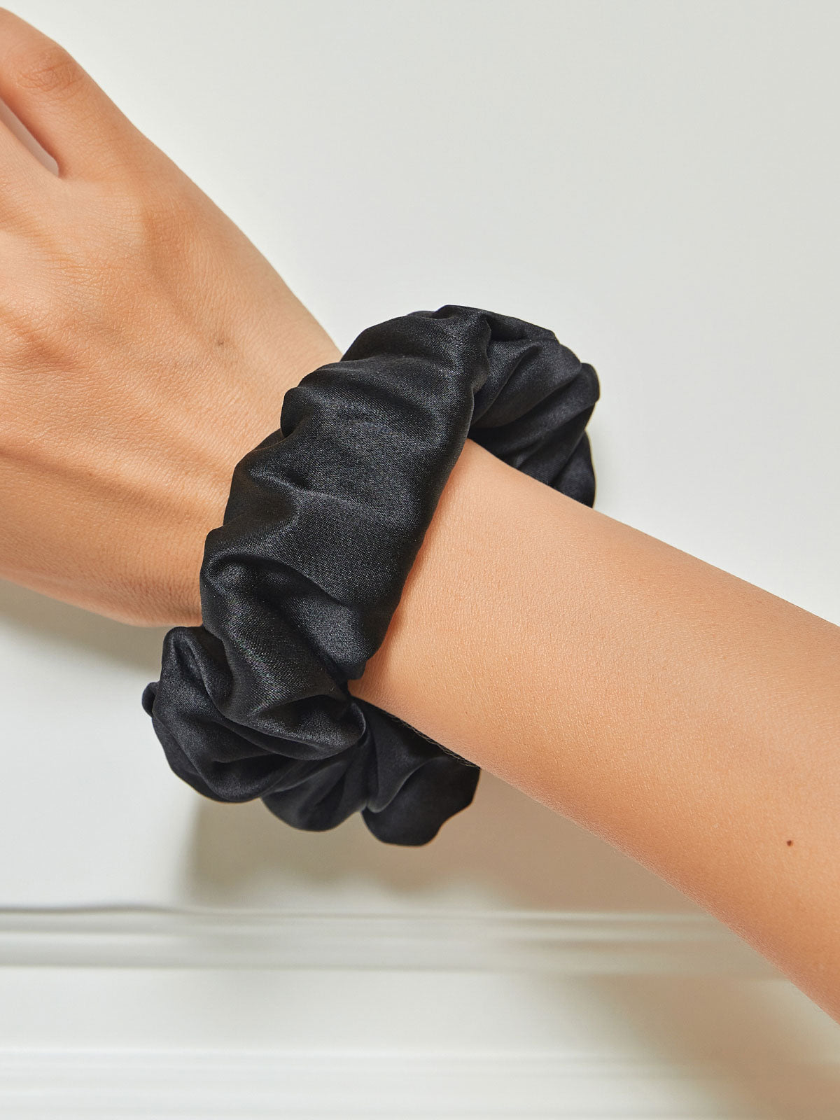 [Black] SilkSilky 19Momme Pure Silk Scrunchie 001