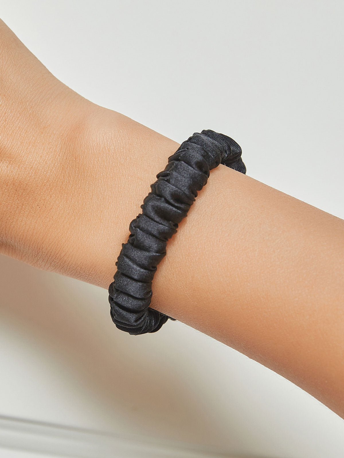 [Black] SilkSilky 19Momme Pure Silk Scrunchie 001