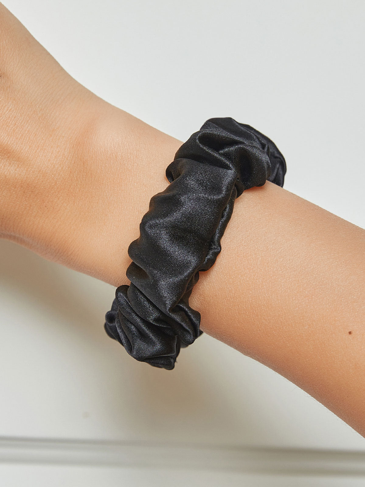 [Black] SilkSilky 19Momme Pure Silk Scrunchie 001
