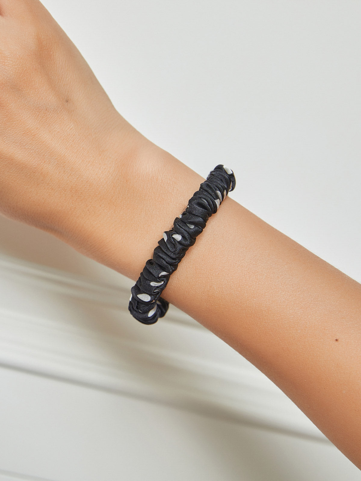 [Black] SilkSilky Pure Silk Scrunchie 001