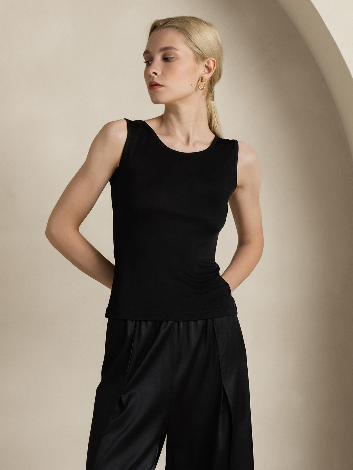 [Black] SilkSilky Silk Knitted Sleeveless Round Neck Women's T-Shirt 006