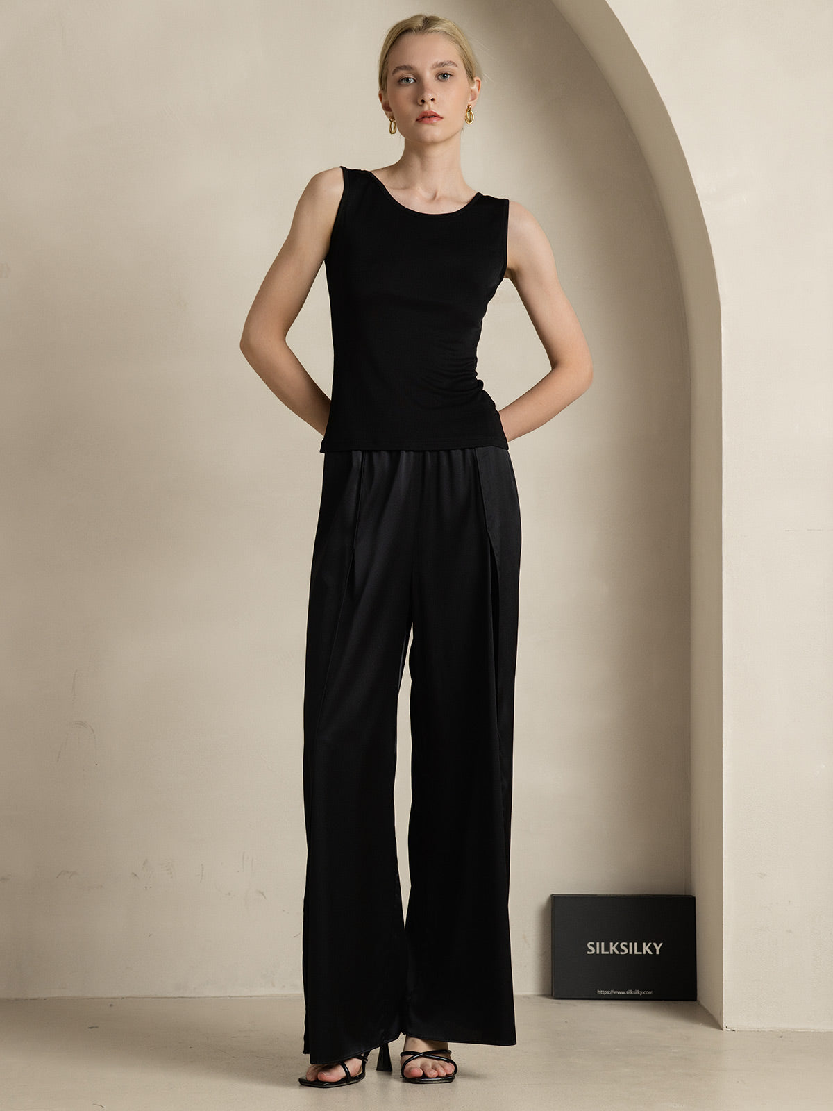 [Black] SilkSilky Silk Knitted Sleeveless Round Neck Women's T-Shirt 007