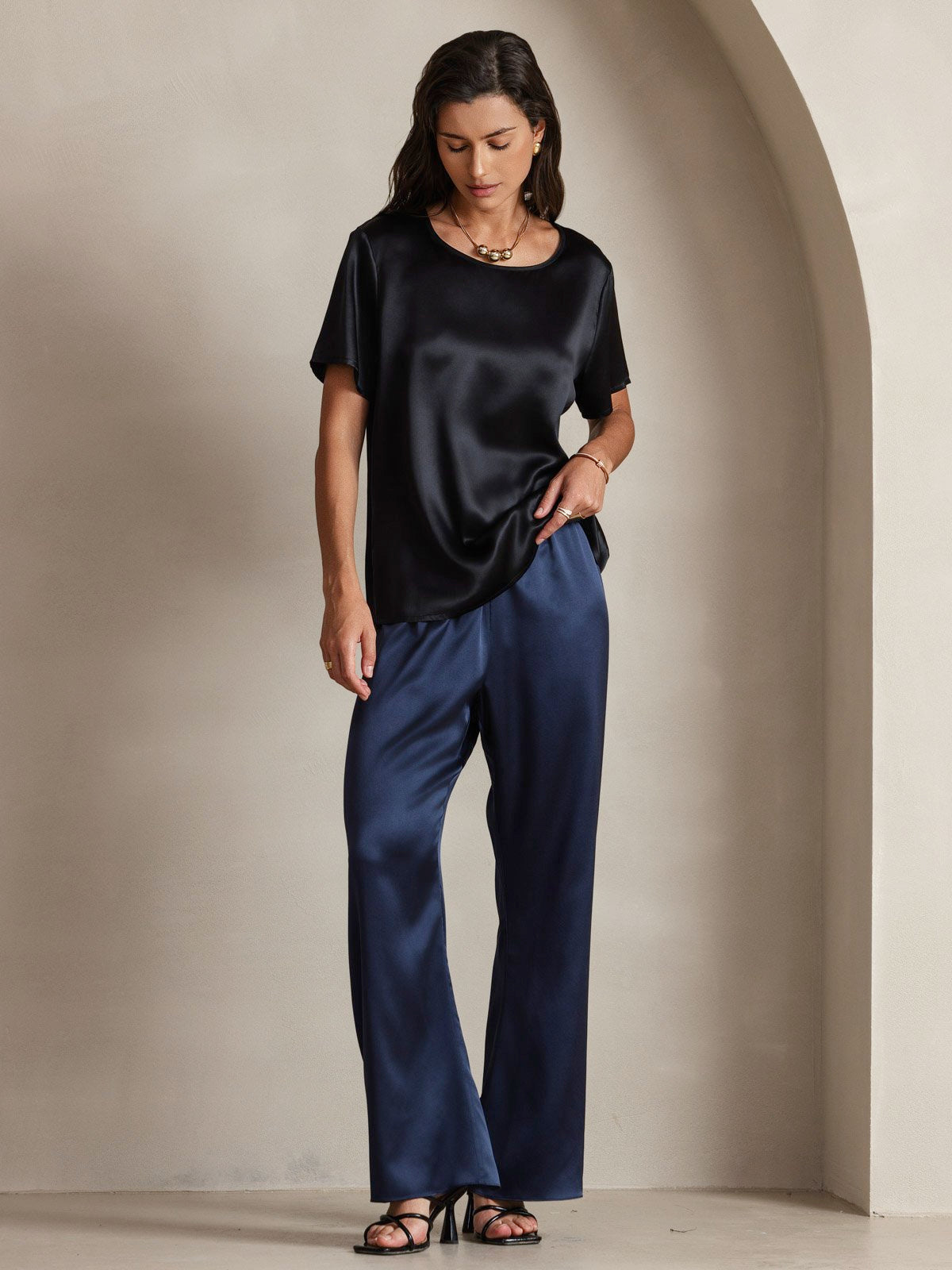 SilkSilky  Pure Silk Short Sleeve Round Neck Women's T-Shirt Black 006