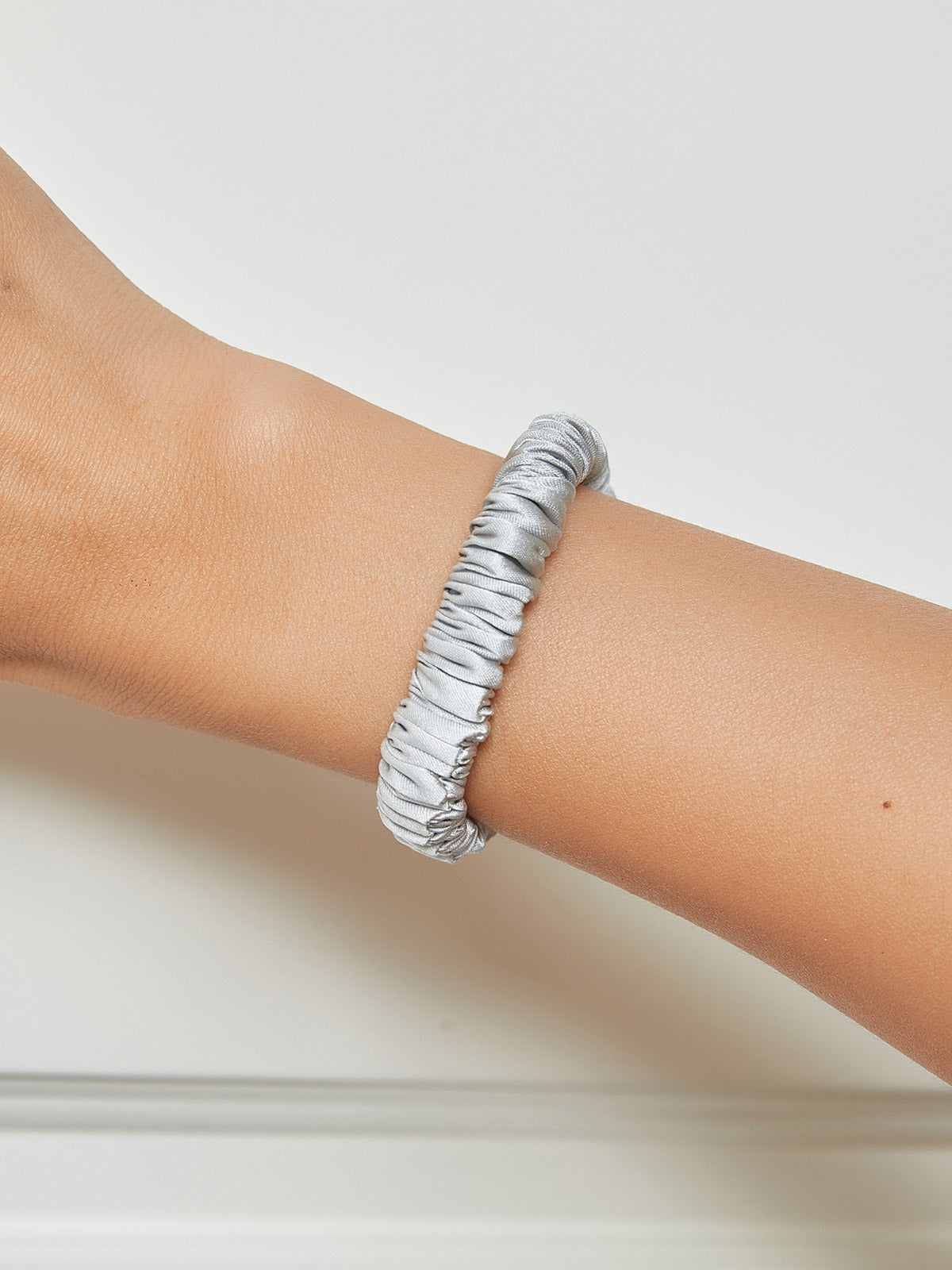 [Silver] SilkSilky 19Momme Pure Silk Scrunchie 001