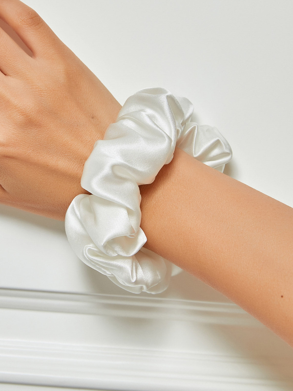 [White] SilkSilky 19Momme Pure Silk Scrunchie 001