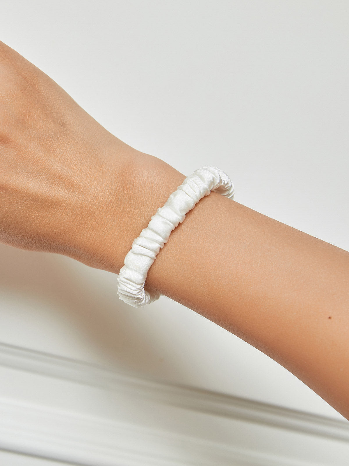 [White] SilkSilky 19Momme Pure Silk Scrunchie 001