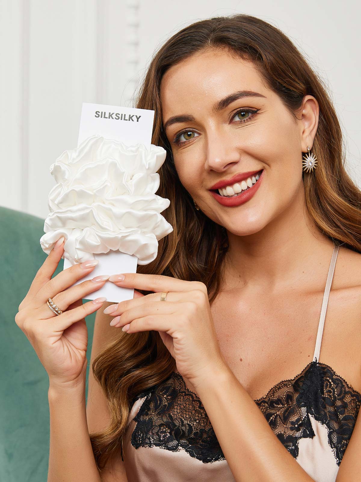 [White] SilkSilky 19Momme Pure Silk Scrunchie 002