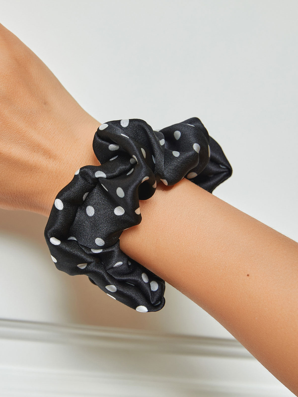 [Black] SilkSilky 19Momme Pure Silk Scrunchie 001