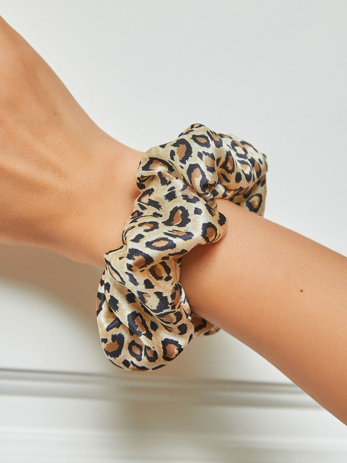 SilkSilky US 19Momme Pure Silk Scrunchie Leopard 002